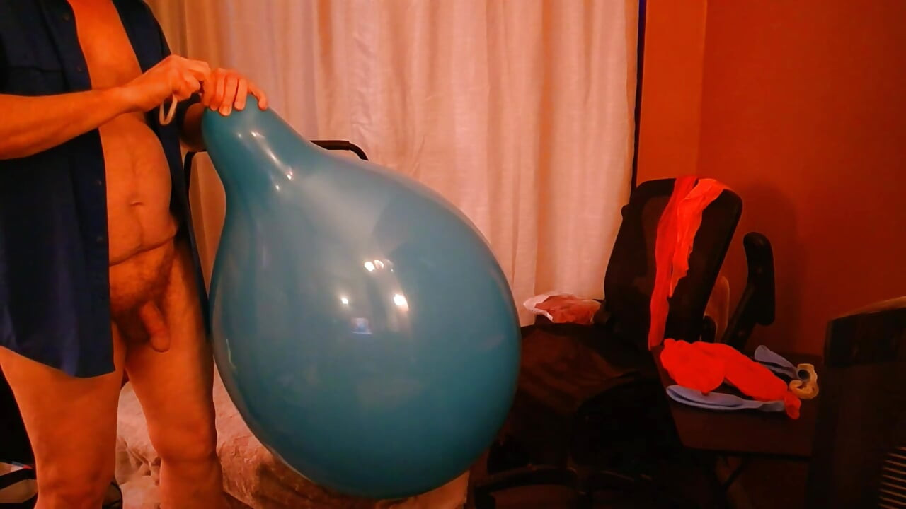 156) Looner Blows to Pop and Humps Giant Balloons