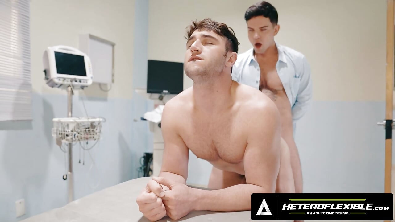 HETEROFLEXIBLE - El doctor pervertido Dakota Payne se pone manoso durante el examen completo de Michael Boston