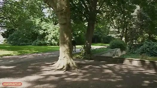 turuncu-kırmızı saçlar ve beyaz vücut etrafına