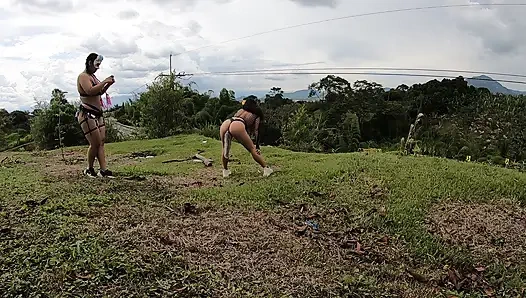 İki latinle cadılar bayramında açık havada seks