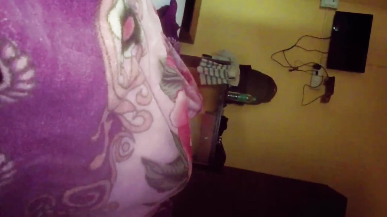 Compartilhando a mesma cama com minha meia-irmã