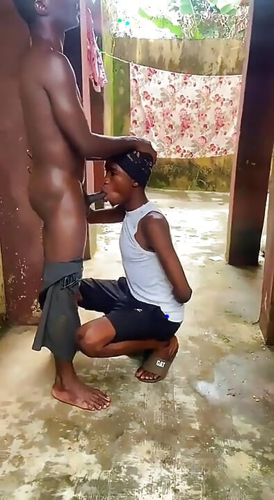 बाहेर फुटबॉल खेळत असताना., ते बाहेरच्या सेक्सकडे वळले