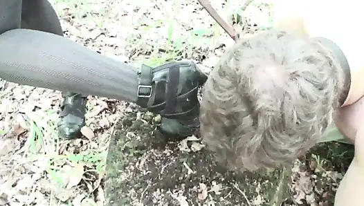 Herrin bestraft ihren sklaven, indem sie high heels in seinen mund steckt