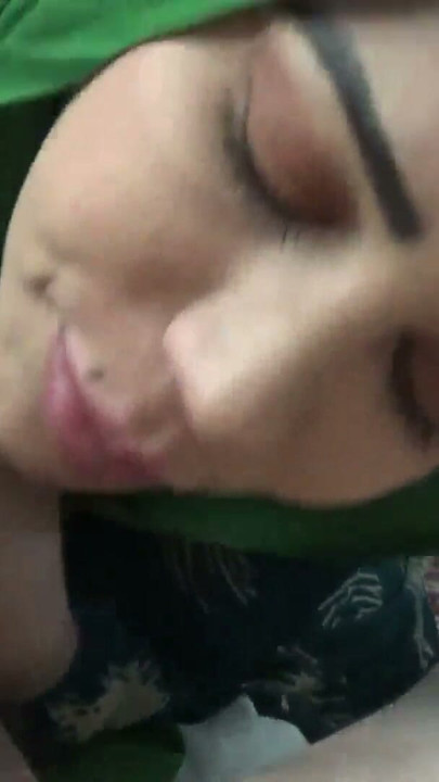 Sexy arabisk MILF onanerer og suger stesønnen sin | Klipp 1
