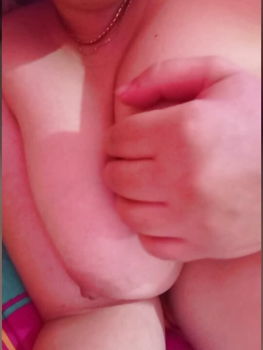 Een Marokkaanse vrouw wil meer hitte, maar ze is alleen