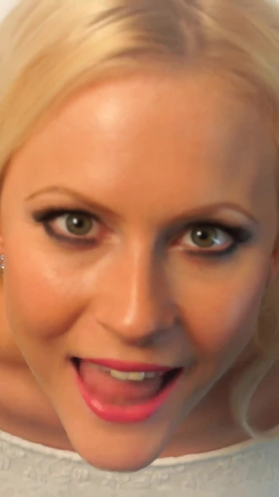 BlondeHexe mostra como o masturbador funciona!