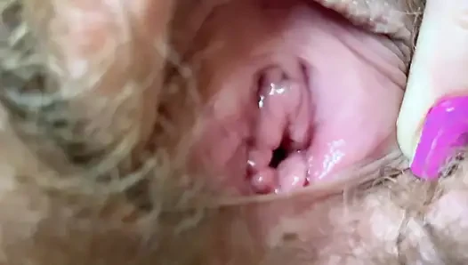 Фетишное видео великанши с волосатой вагиной крупным планом