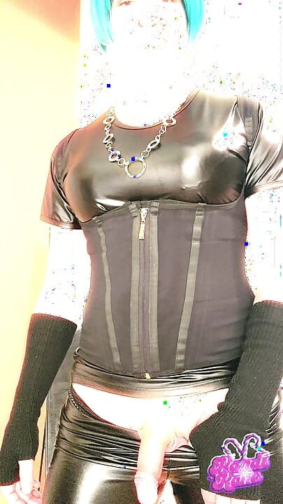 Super sexy Sissy Dziwka Kandi huśta kutasa w swoim czarnym lateksie i butach PMV