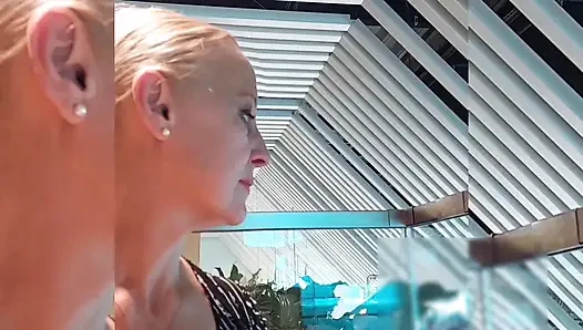 Reife Blonde Ehefrau Genießt Sex Nach Dem Flüg