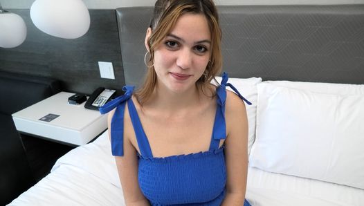 Elle a 18 ans avec de gros seins naturels fait son premier porno