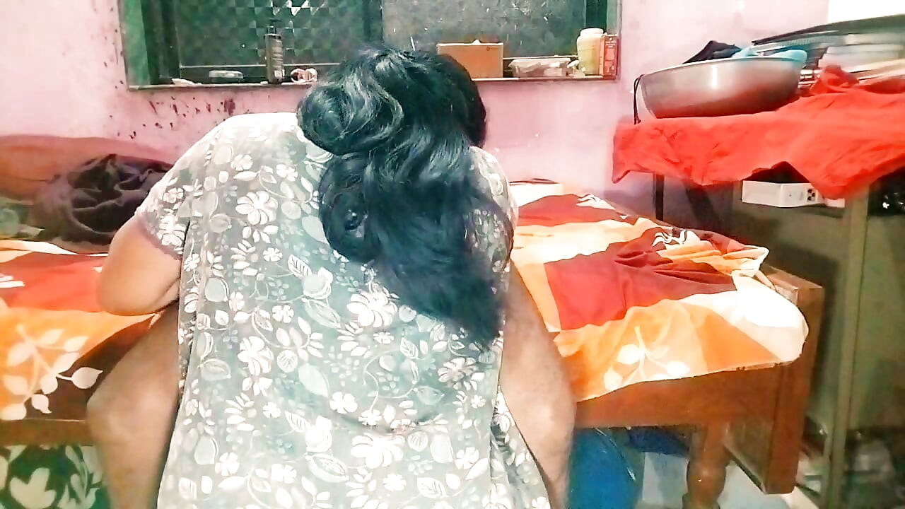 Seksi žena Anuradha jebana u noćnoj haljini sa svojim dečkom na Xhamsteru 2025