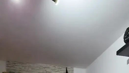Orta yaşlı seksi kadın amcığını parmaklıyor ve fışkırtarak orgazm oluyor