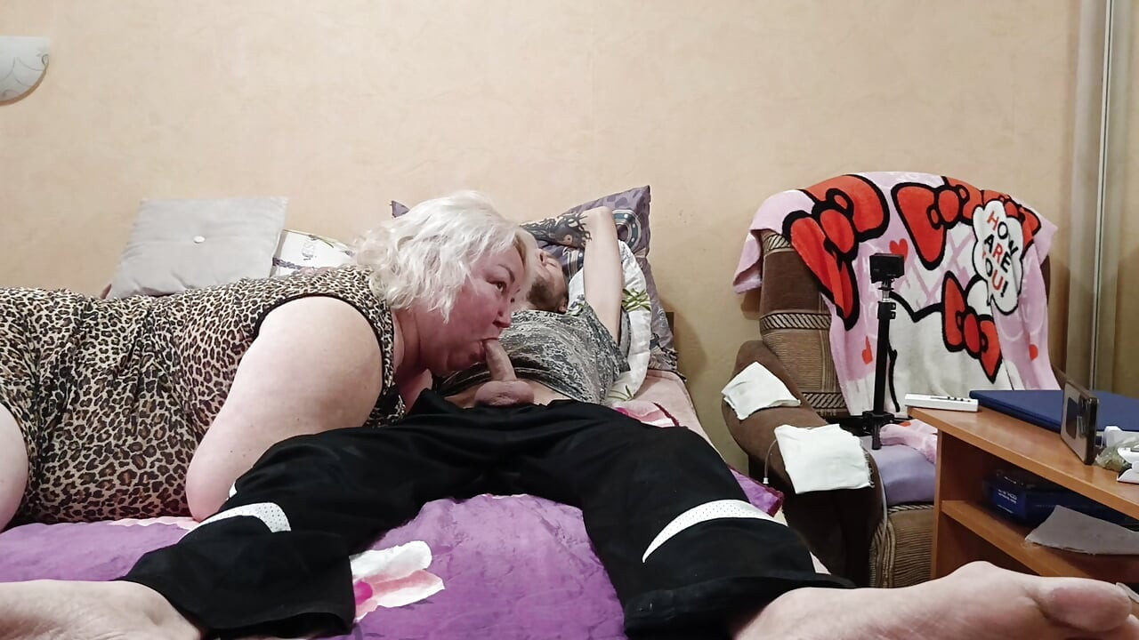 Üvey anneden ağzına boşalma ve yutma ile beklenmedik derin oral seks