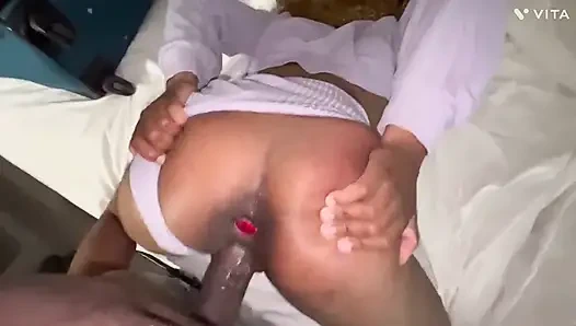 Горячая девушка хочет ее починку, но в конечном итоге с ямайский хуй в мясистой заднице