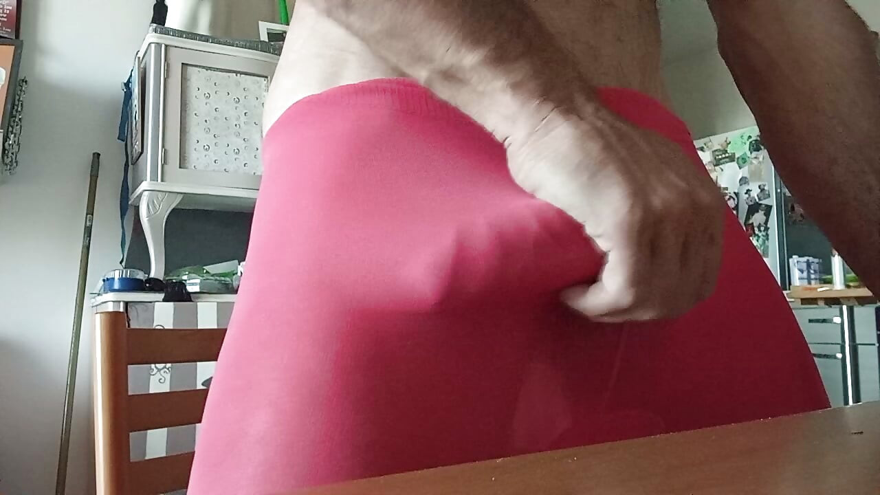Pembe çoraplar içinde uzun ve gergin