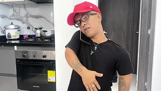 Sert ve büyük yaraklı küçük bir üvey baba üvey kızının azgın kız arkadaşını sert sikiyor, ta ki tüm zengin dölüyle bitirene kadar.