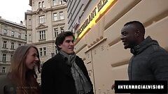 Interracialvision Freund isst seine Muschi, während er von BBC gerammt wird