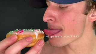 Logan ест пончик, часть8, видео 1