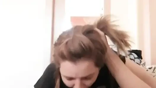 Während er fernsieht, gebe ich ihm einen blowjob