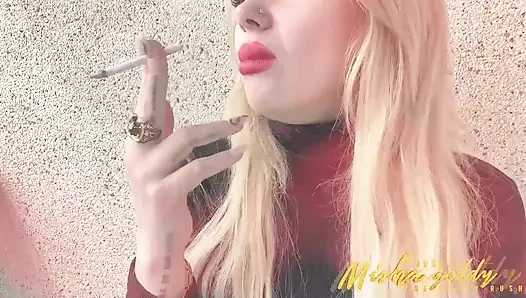 Sigaranın dudaklarını yalıyor! Dikizle, hadi ve tüm kontrollerini kaybet!