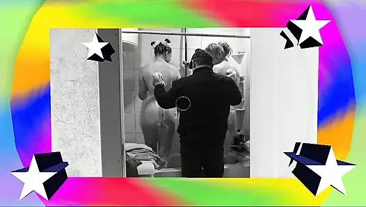 Üçlü grup seks. İki kız seks lezbiyenleri biseksüel. Banyoda tesisatçı yetişkin olgun orta yaşlı seksi kadın ve genç kızı yıkıyor. Yaşlı ve genç. Memeler