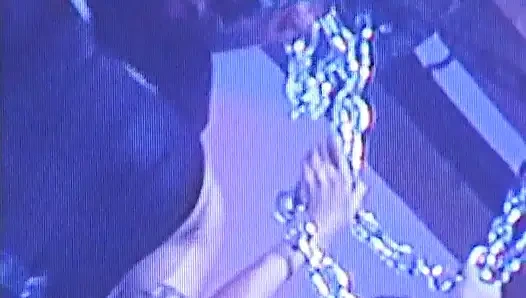 Diese schlampe liebt es, riesigen schwanz zu lutschen, während sie in leder gefesselt wird