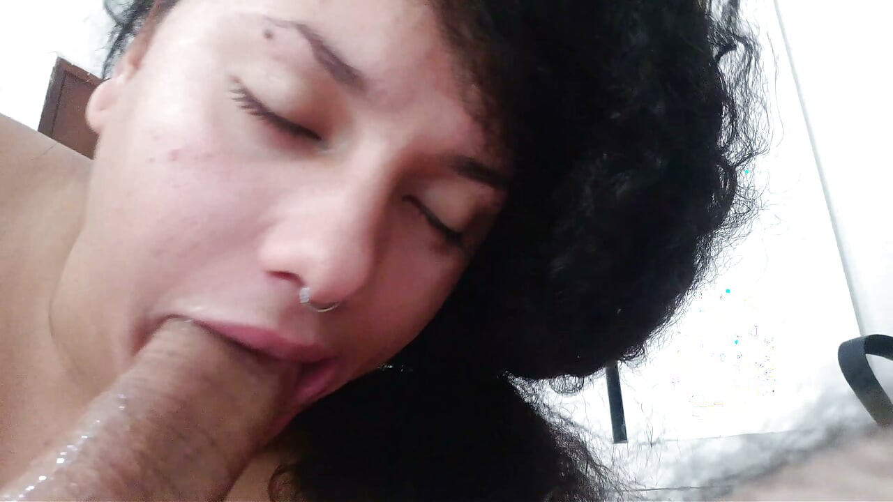 ASMR Pipe - elle vous fait une gorge profonde tout le chemin, ce qui fait votre bulle de salive chaude.