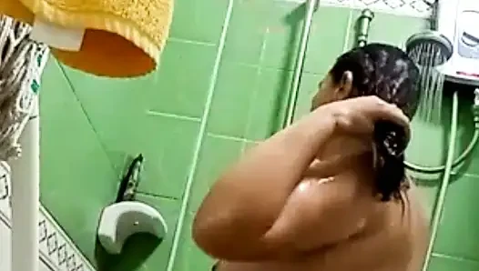 Просто наблюдаю только за ней в душе