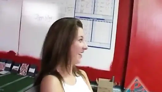 Verführerische brünette MILf liefert intensiven blowjob in dampfend interview