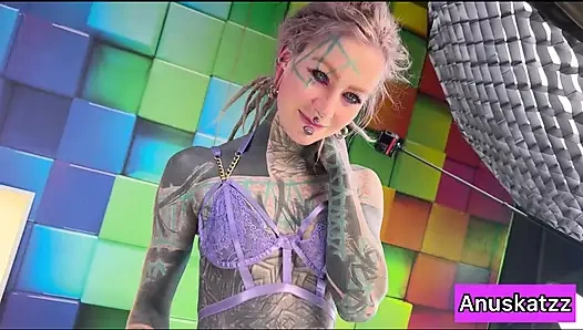 Ratu tinta gotik ngancurkan lubang pantatnya pakai strap-on ukuran raksasa