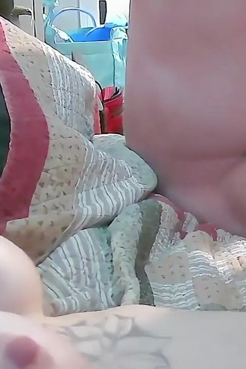 चोदने लायक मम्मी काम के लंबे दिन बाद पति का लंड चूसती है