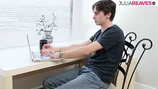 Худенькая девушка получает сперму в киску после скачки на огромном члене на стуле