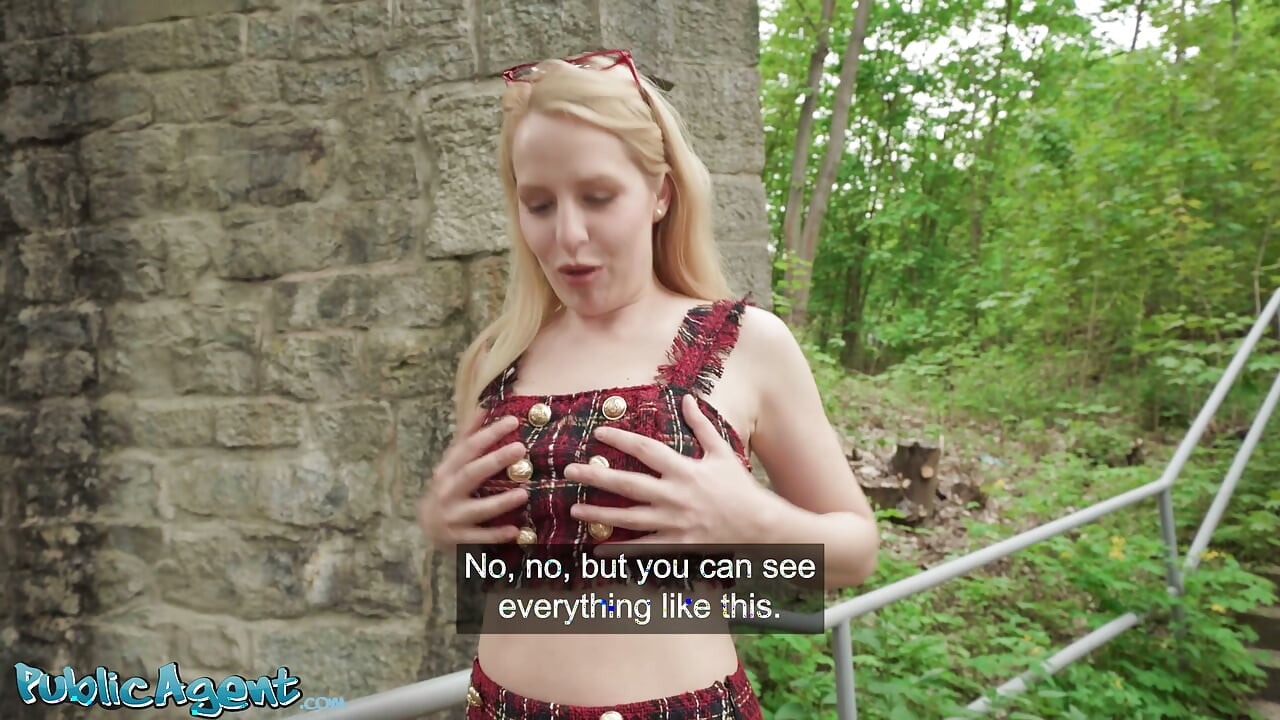 Public Agent Blond alternativ jente Hailey White har den trangeste fitta POV blowjob og utendørs sex
