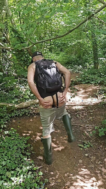 Aftrekken in het werkbusje van mijn vrienden toen we een man zagen cruisen, dus neukten we hem in het bos