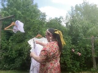 洗濯物をぶら下げる一日のためのヴィンテージ花柄のドレスで
