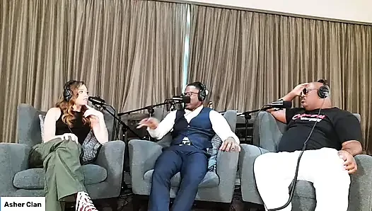 Yetişkin şovmenler katie kush, jamie knox ve mrflourish podcast'i asherclantv ile kanepede konuşuyor
