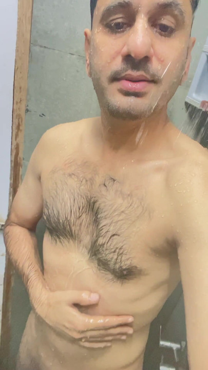 Waktu mandi di bawah kamar mandi