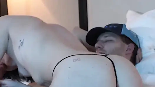 Супер сексуальная миниатюрная татуированная тинка сосет член - подборка 5