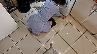 Mijn stiefzus komt vast te zitten in de wasmachine en ik maak van de gelegenheid gebruik om haar te neuken