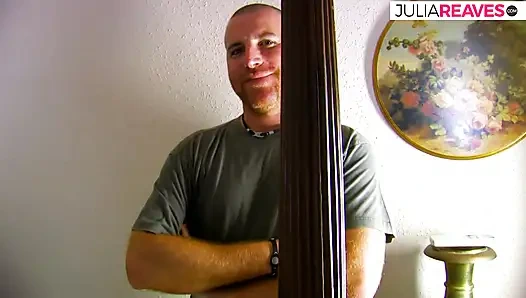 Sarışın genç kız götünü parmaklatıyor ve sonra amında sert sikişiyor