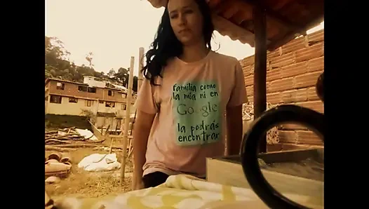 Brittany berührt ihre muschi in der waschküche