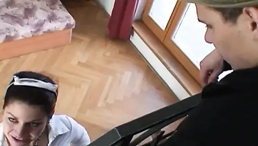 Итальянка хардкорно трахается в винтажной спальне