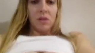 Loira brincando com ela mesma