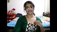インド人美女がウェブカメラでヌードになって誘惑