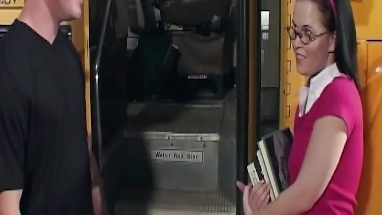 Mamă sexy brunetă matură futută tare în autobuzul facultății