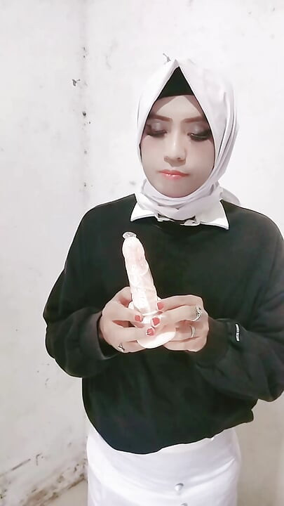 Maricas Hijab com gaiola de castidade e esguichando meu cu