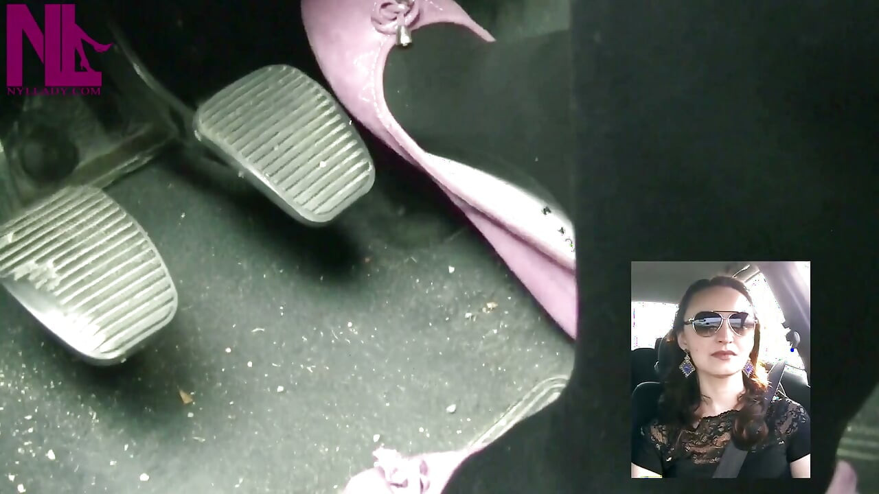 Körning i svarta tjocka nylonstrumpor och rosa balettlägenheter