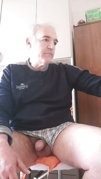 Leve meu pau duro e inchado na boca, ele quer ser chupado bem!