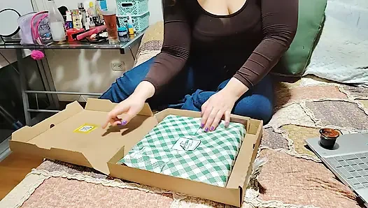 Nicoles massiver pizza-binge: Bauch platzende glückseligkeit