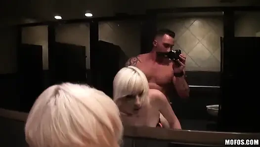 Pervers on patrol - die heiße blondine nora sah martin beim umziehen und sie machten doggystyle im büro, endet in gesichtsbesamung